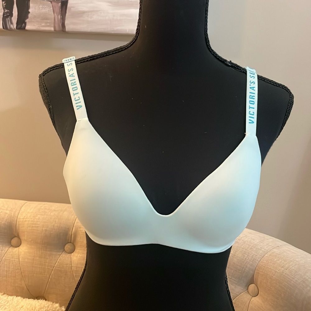 Victoria’s Secret T-shirt lightly lined wireless bra